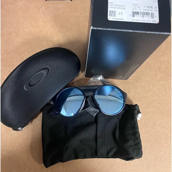 NWT authentic Oakley Clifden - Picture 4 of 9